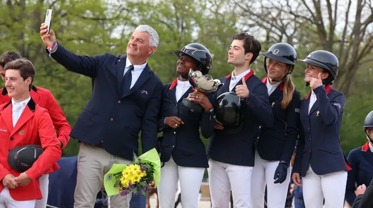 Le traditionnel selfie d'Olivier Bost sur le podium de la Coupe des nations Jeunes Cavaliers!