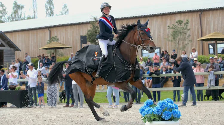 Le sourire de Noémie Marchet: championne de France Juniors avec Ulloa du Trèfle!