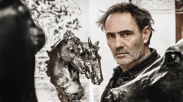 Arnaud Kasper s’apprête à ouvrir les portes de son parc forestier situé dans le Vexin, où il exposera nombre de ses sculptures monumentales.