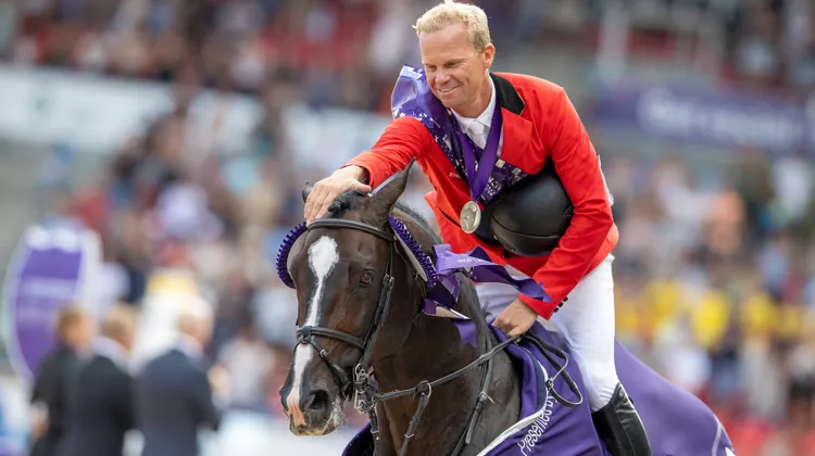 Jérôme Guéry et son fidèle Quel Homme de Hus lors du tour d’honneur célébrant leur médaille d’argent aux Mondiaux de Herning, en 2022. 