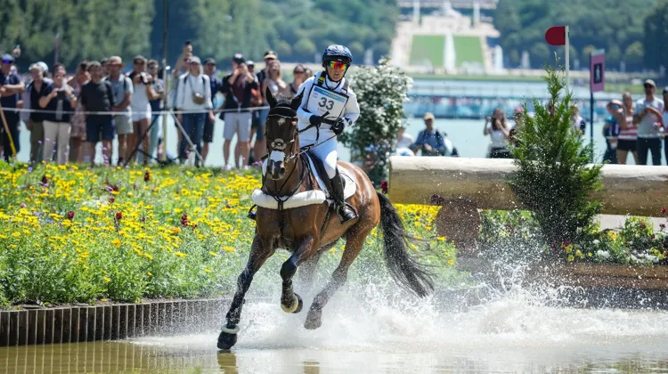 La Britannique Laura Collett pointe à la deuxième place en individuel, tandis que son équipe nationale conserve la pole position.