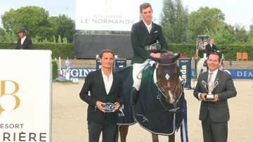 Geoffroy de Coligny se voit remettre son prix par Vincent Goehrs, président du concours, et Jérôme Limoge, directeur du Resort Barrière Deauville.