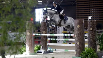 Hykem de Menjo, monté par Vincent Hervagault, a pris la tête de la compétition chez les chevaux de cinq ans.