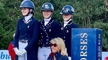 Lucie Planchet, Anna Dupuy Pelardy et Mathilde Jugularet se sont octroyé la troisième place dans la Coupe des nations Juniors sous l'oeil avisé de Muriel Léonardi.