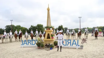 Les relayeurs réunis dans la carrière olympique du haras de Jardy, à Marnes-la-Coquette.