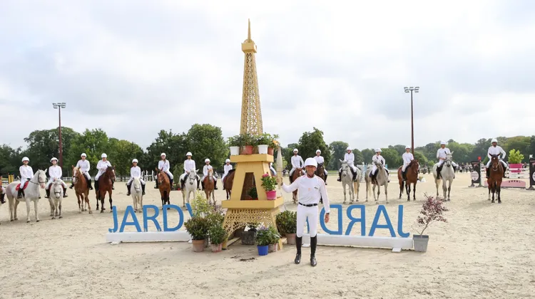 Les relayeurs réunis dans la carrière olympique du haras de Jardy, à Marnes-la-Coquette.