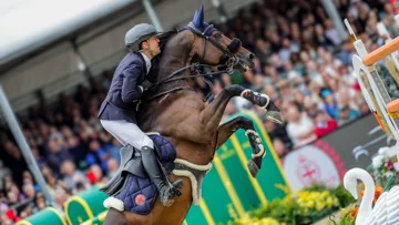 Ici avec son crack Cayman Jollu Jumper, finalement indisponible pour les JO, Simon Delestre devra finalement miser sur I Amelusina R 51 à Versailles.