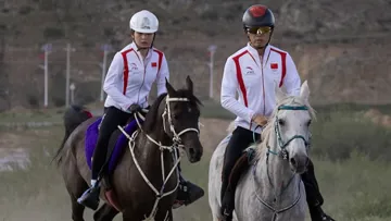 Sui Jiahe aux côtés de son père Sui Bo lors des championnats du monde d’endurance, le 7 septembre dernier à Monpazier.
