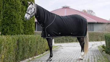 Les ponts entre les différentes branches de l’industrie textile sont nombreux, et il n’est pas non plus rare que des technologies employées pour l’habillement des cavaliers soient réemployées pour les équidés. 