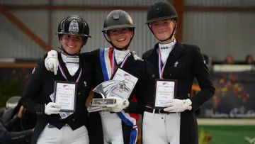 Mathilde Juglaret a été sacré championne de France chez les Jeunes Cavaliers, devant Emeline Schevingt et Louisa Valkyser.