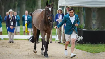 À Versailles, Shane Rose, encore convalescent quelques semaines plus tôt, n’a pas manqué le rendez-vous de l’inspection vétérinaire avec son fidèle Virgil.