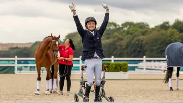 Rihards Snikus n’a pas caché sa joie au moment de monter sur le podium à Versailles