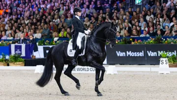 Charlotte Fry et Glamourdale ont remporté la manche de la Coupe du monde disputée à Amsterdam ce samedi