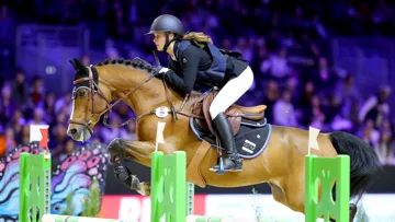 En fin d’année 2017, la jeune Romane Orhant prend les rênes du champion, qui deviendra son partenaire de ses plus beaux souvenirs en compétition. 