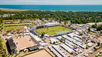 Le ciel, le soleil, la mer, une immense piste en herbe et un public authentiquement passionné. Le CSIO 5* de Falsterbo bénéficie désormais du soutien de Rolex, Al Shira’aa et Agria.