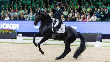Charlotte Fry et Glamourdale se sont imposés dans le Grand Prix Libre du CDI-W de Bois-le-Duc