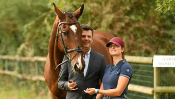 Cédric Lyard pose ici à côté de sa fille, Elora, cavalière émérite.