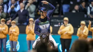 Lors du traditionnel cross indoor du Jumping international de Bordeaux, Karim Laghouag a été accueilli comme une véritable star par le public, symbolisant clairement ce nouveau costume d’icône de l’équitation française qu’il a endossé