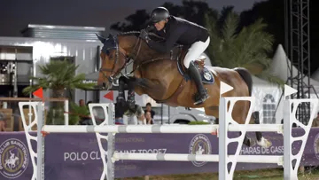 Hier soir, les cavaliers ont étrenné l’éclairage artificiel de la grande piste en sable du Polo-club de Saint-Tropez.