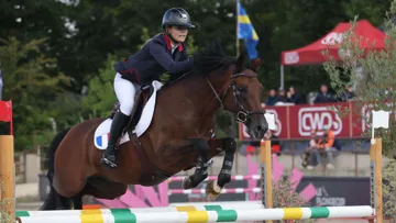 Lou-Anne Pustelnik et Kasper’s Ronaldo ont réalisé une bonne entame des championnats d’Europe Poney de CSO, en se classant deuxièmes de la toute première épreuve. 