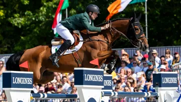 L’Irlandais Seamus Hughes Kennedy et ESI Rocky faisaient partie de l’équipe irlandaise qui a terminé troisième à Lierre lors de la première épreuve qualificative de la Longines EEF Series en 2025, avant de se classer cinquièmes des championnats d’Europe Longines de La Corogne.