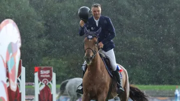 Le tour d’honneur a eu lieu durant l’une des averses qui ont ponctué la journée à Fontainebleau