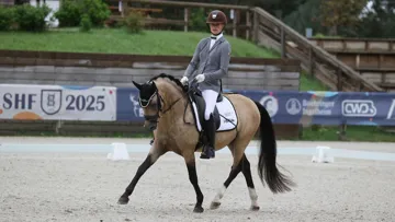 De Bellini, aux rênes d’Eva Grangeat, a dominé le championnat des poneys de quatre ans.