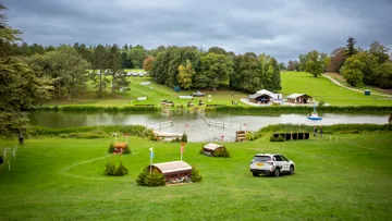 Les couples en lice traverseront par deux fois le majestueux étang du domaine