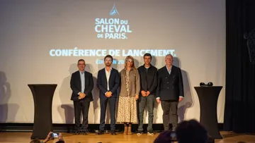 De gauche à droite, Jérôme Despey, président du CENECA, Emmanuel Semo, président de VL et organisateur du Salon du cheval de Paris, Jeanne Gonin, directrice sportive du jumping, Edward Levy, cavalier international ambassadeur de l’édition 2025, et Jean-Jacques Dupuis, président de l’association Trott’Autrement.