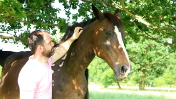 Laurent Aubaux pose ici aux côtés de Kamélia des Brumes, la jument fondatrice de son élevage