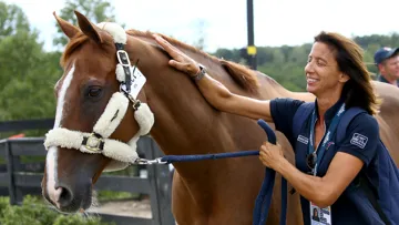 La DTN accompagne ici Rêveur de Hurtebise*HDC à la sortie de la quarantaine imposée aux chevaux à leur arrivée à Tryon, théâtre des Jeux équestres mondiaux de 2018. 