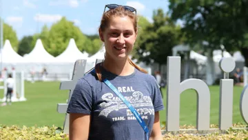 Margaux Guilluy devant le paddock du stade principal à Aix-la-Chapelle
