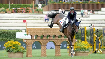 Piloté par Simon Delestre, ici au CSIO 5* de Rome, le délicat Cayman Jolly Jumper est bien parti pour représenter la France aux championnats du monde de Herning, cet été.