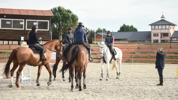 Gilles Viricel, sélectionneur national Poneys en concours complet et expert fédéral en pleine séance de travail.