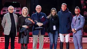 De gauche à droite : Dominique Mégret, président du JOC, Georg Kähny et sa partenaire, Janika Sprunger, Henrik von Eckermann et Yanick Rossier.