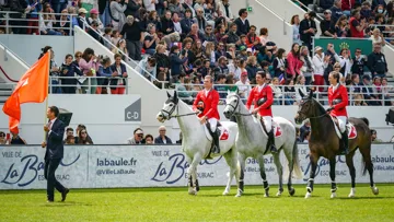 Bien que son capitaine de route, Steve Guerdat, ne soit âgé que de quarante ans, et que celui-ci soit systématiquement entouré de jeunes, à l’image ici de Bryan Balsiger et de Martin Fuchs, la Fédération suisse entend favoriser toujours plus le renouvellement des générations, et pas seulement en saut d’obstacles.