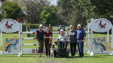 La communauté équestre s'est réunie pour une journée de compétition de saut d'obstacles suivie d'une élégante réception en soirée organisées par la Fondation Kevin Babington
