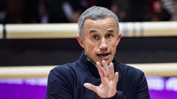 La réalité des forces en présence me fait pencher pour une victoire de Henrik von Eckermann et King Edward, puis Martin Fuchs et Leone Jei, et j’ai du mal à trancher ensuite parmi les cinq ou six autres couples que j’estime favoris.