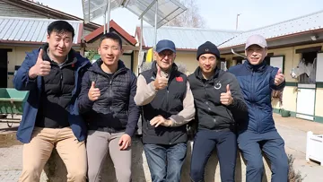 Marcel Rozier pose ici avec deux de ses nouveaux élèves, Li Yaofeng, vingt-six ans, et de Zhang Xingjia, vingt-quatre ans, ainsi que Lionel Chen et leur indispensable interprète.