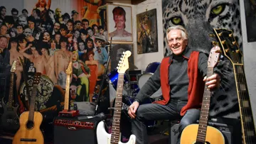 Grand amateur de musique, Guy Martin s’adonne à sa passion chaque jour dans une grande pièce aménagée tout en haut de sa demeure.