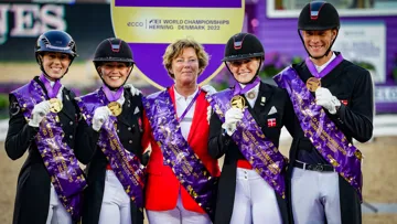 Anne-Mette Binder, en rouge, pose ici avec ses cavaliers lors du sacre du Danemark aux championnats du monde de Herning, en août.
