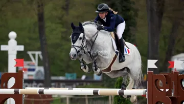 Charlotte Slosse, ici aux rênes de LB Zornell II au CSIO Jeunes de Compiègne, est l'une des jeunes cavalières françaises les plus en vue.