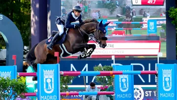 Simon Delestre et Cayman Jolly Jumper se sont imposés ce soir sur la très belle piste en herbe du club de Campo Villa.