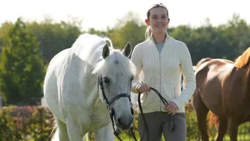 Installée près de Birmingham, la jeune Britannique Madison Seedhouse évolue actuellement sur les circuits internationaux Poneys.