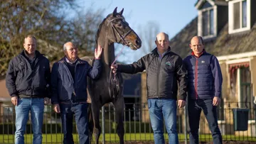 De gauche à droite, Sipko, Wiepke, Wiebe Yde et Janko van de Lageweg entourent le légendaire C-Indoctro VDL, désormais âgé de trente-trois ans.