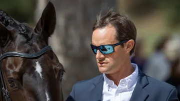 Nicolas Touzaint et Absolut Gold*HDC à l’inspection vétérinaire des championnats du monde de Pratoni del Vivaro.