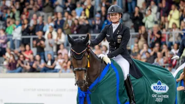 Ici à la remise des prix du Spécial hier, Jessica von Bredow-Werndl et Dalera BB ont gagné la Libre aujourd'hui 