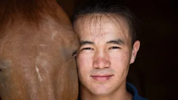 Wali, jeune Afghan contraint de fuir so pays après le retour des Talibans en 2021 et accueilli au sein d'Eurojump par la famille Goehrs, s'intègre dans la société française grâce au cheval.