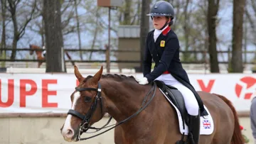 Ruby Hughes en sortie de piste lors du CDIY du Mans, en avril