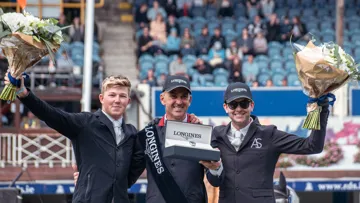 François-Xavier Boudant est entouré des Britanniques Harry Charles et Samuel Hutton sur le podium de ce Grand Prix Longines d’Irlande.
